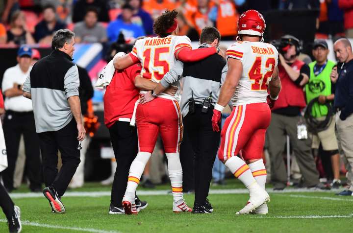 Chiefs QB Patrick Mahomes suffers patella dislocation | WagerWeb's Blog